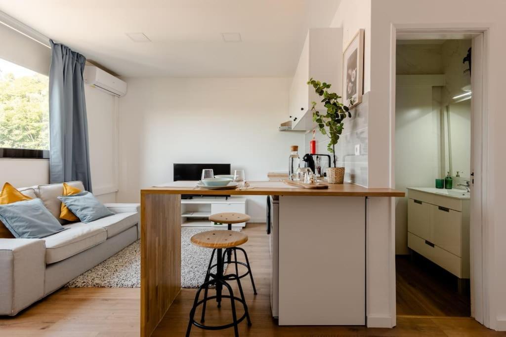 Stylish And Elegant - View And Location In Downton Apartment